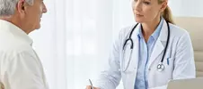 мужчина на приеме у терапевта